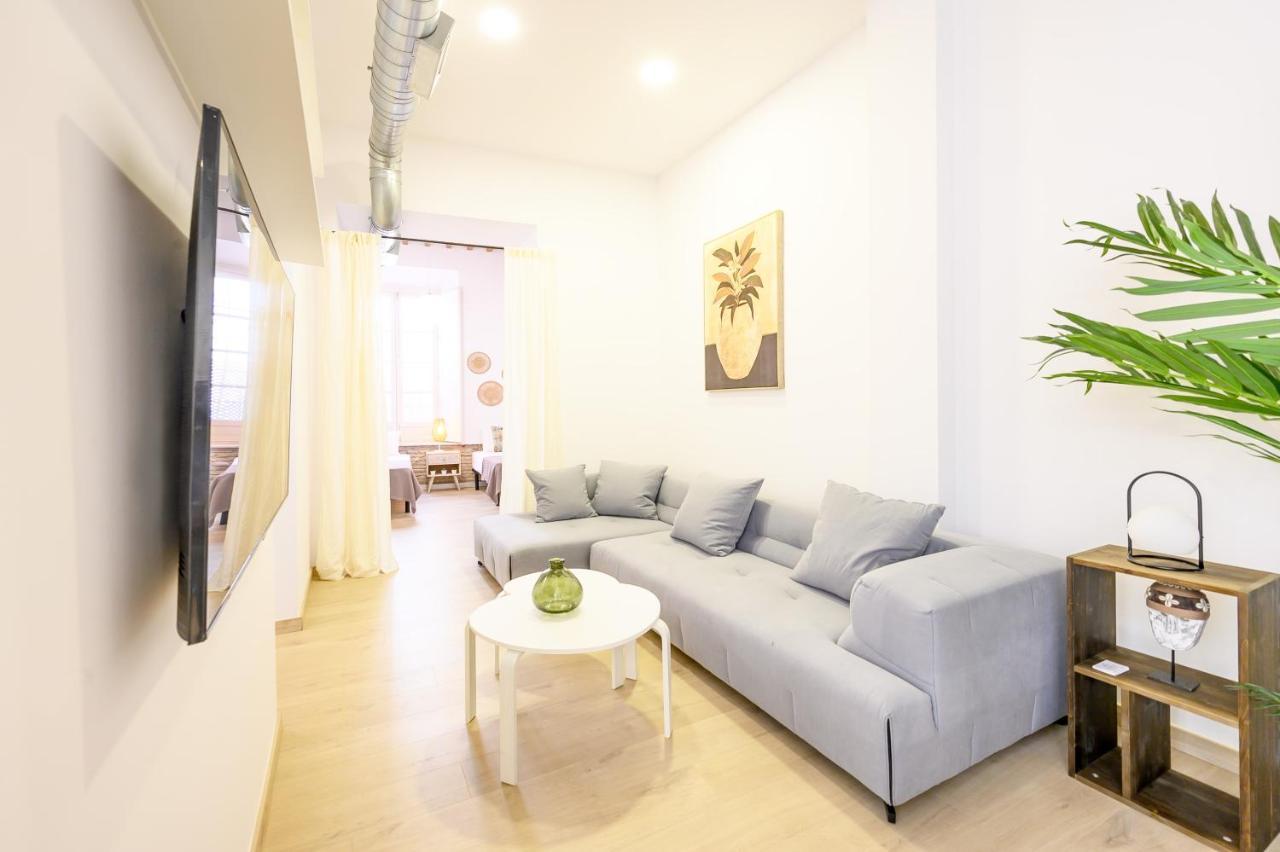 Modern 3 Bedroom, City Center With Patio & High Ceilings By 10Tosea Малага Екстер'єр фото