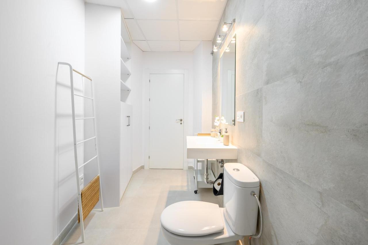 Modern 3 Bedroom, City Center With Patio & High Ceilings By 10Tosea Малага Екстер'єр фото