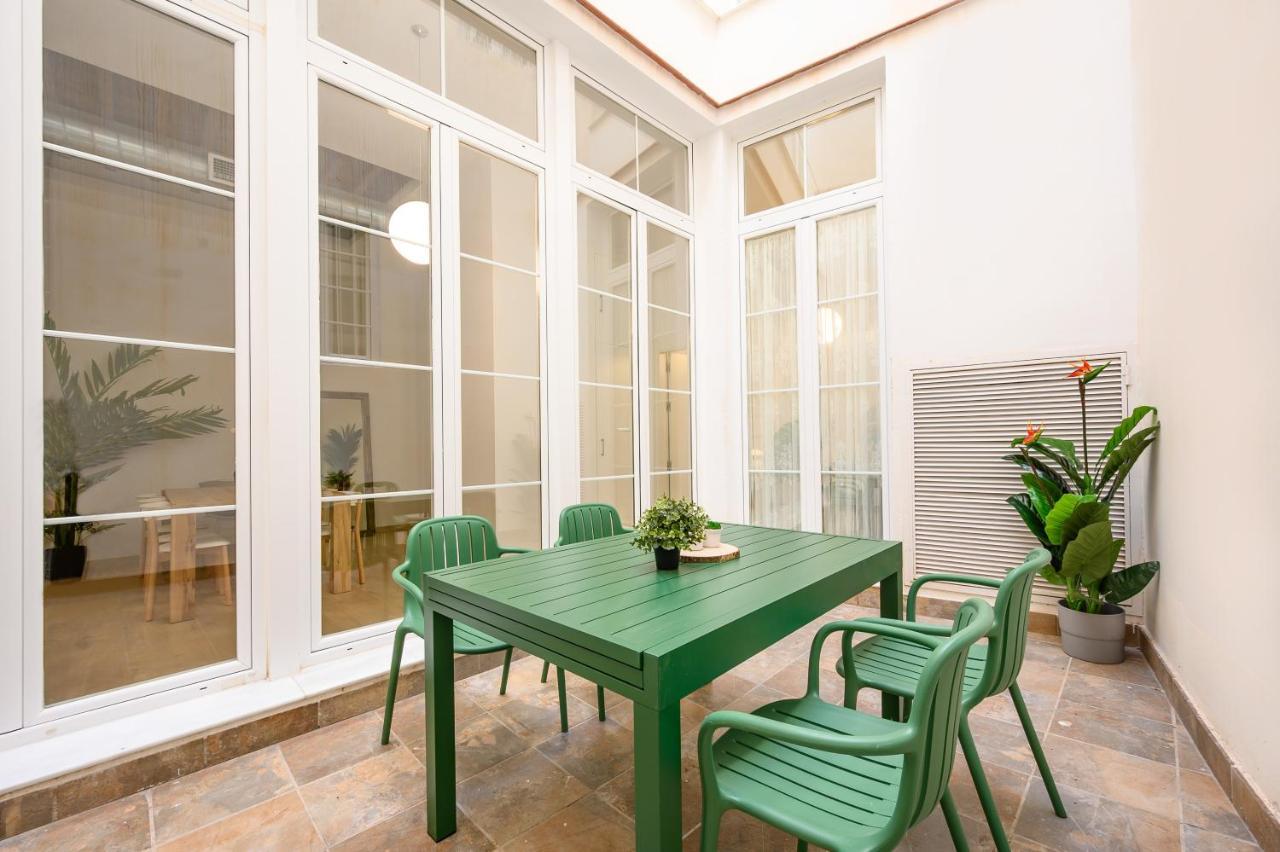 Modern 3 Bedroom, City Center With Patio & High Ceilings By 10Tosea Малага Екстер'єр фото